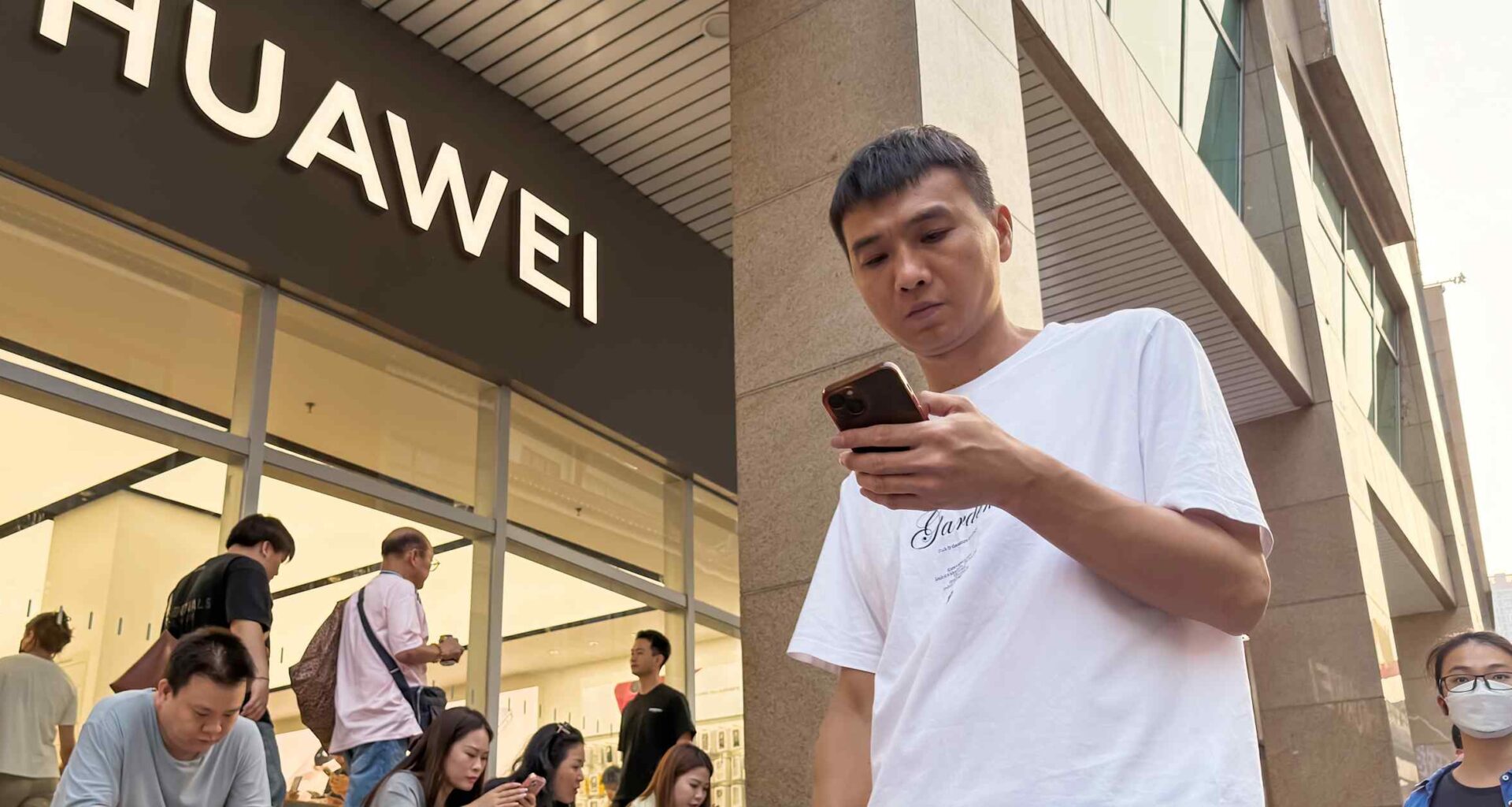 Huawei aims for 20% smartphone growth despite memory crunch: sources