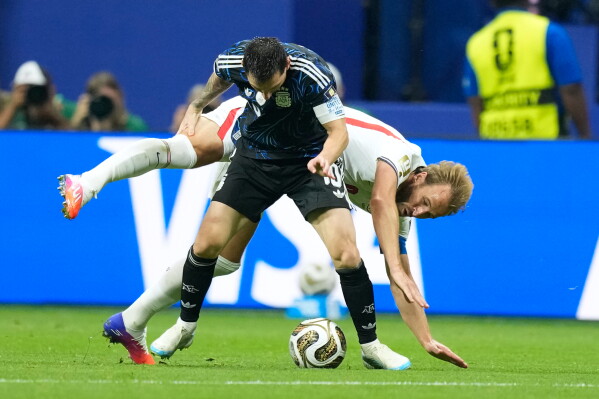 England's Harry Kane, right, vies for the ball with Argentina's Lionel Messi during the World Cup semifinal soccer match between England and Argentina in Atlanta, Wednesday, July 15, 2026. (AP Photo/Rebecca Blackwell)