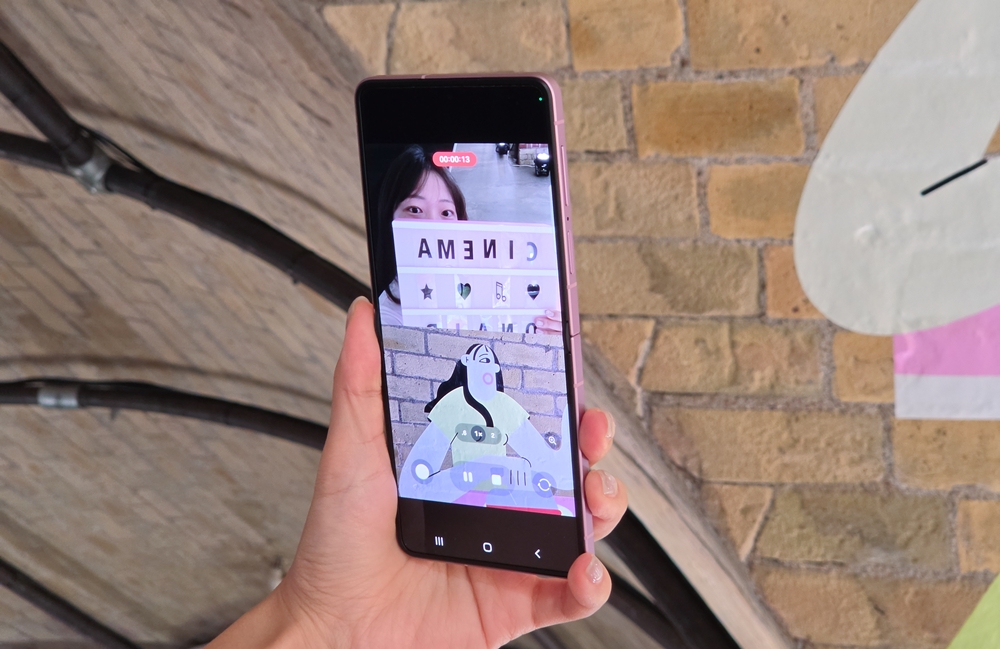 Dual Recording captures both the creator and the subject in the same video, perfect for vlogs and social media challenges.