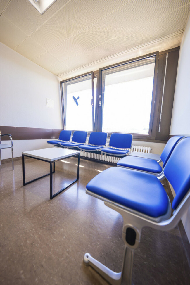 minimalist-waiting-room-with-blue-chairs-and-two-large-windows-nagold-hospital-des-klinikverbund-suedwest-calw-district-germany