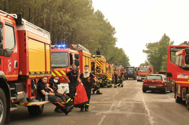 photopqrsud-ouestphoto-fabien-cottereau-ste-helene-incendies-girondeste-helene-lacanau-entre-ste-helene-et-lacanau-le-long-de-la-d06-et-d05-cest-le-coeur-de-la-lutte-pour-les-soldaty