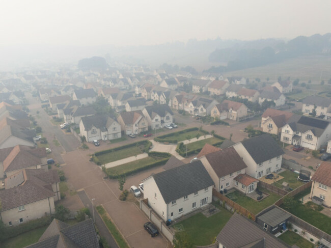 scotland-smoke-from-the-ongoing-wildfire-in-the-scottish-cairngorms-engulfs-cults-suberb-in-aberdeen-60-miles-from-the-fire-credit-paul-glendell