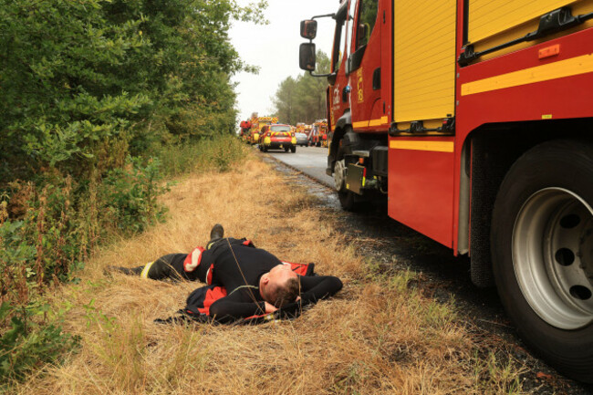 photopqrsud-ouestphoto-fabien-cottereau-ste-helene-incendies-girondeste-helene-lacanau-entre-ste-helene-et-lacanau-le-long-de-la-d06-et-d05-cest-le-coeur-de-la-lutte-pour-les-soldaty
