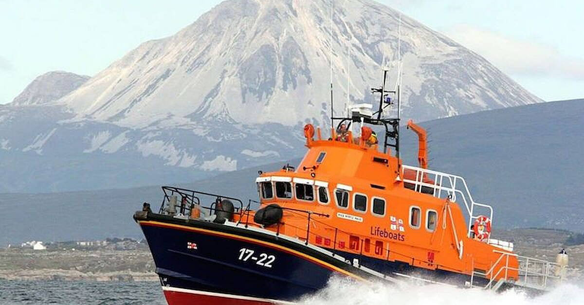 Arranmore RNLI volunteers escort angling boat to port