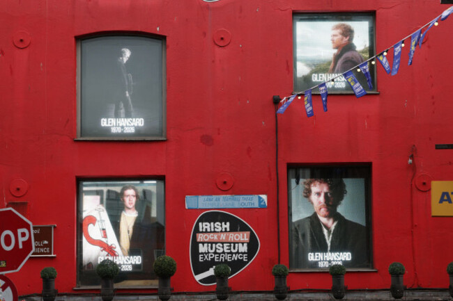 tributes-in-temple-bar-dublin-to-oscar-winning-irish-musician-and-activist-glen-hansard-who-has-died-in-a-motorcycle-crash-on-lower-road-strawberry-beds-lucan-picture-date-wednesday-july-29-2026