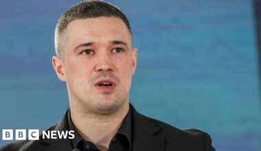 Ukrainian soldiers criticise removal of popular defence minister - BBC