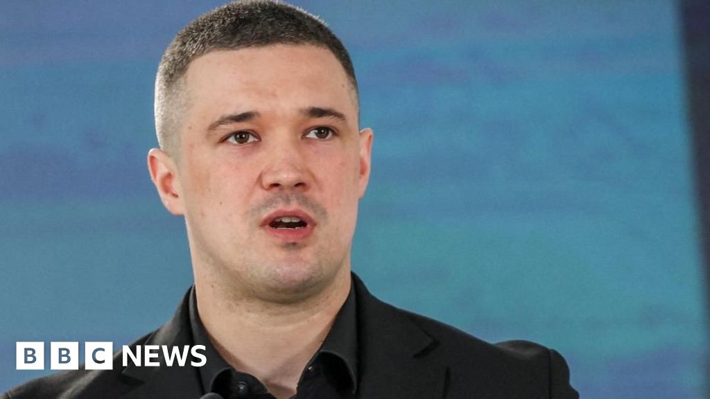 Ukrainian soldiers criticise removal of popular defence minister - BBC