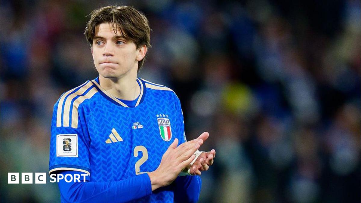 Marco Palestra clapping after a match for Italy's national team
