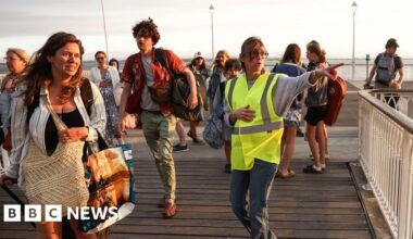 France orders evacuation of Cap Ferret peninsula as hundreds flee wildfires - BBC