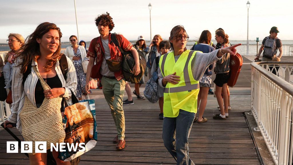 France orders evacuation of Cap Ferret peninsula as hundreds flee wildfires - BBC