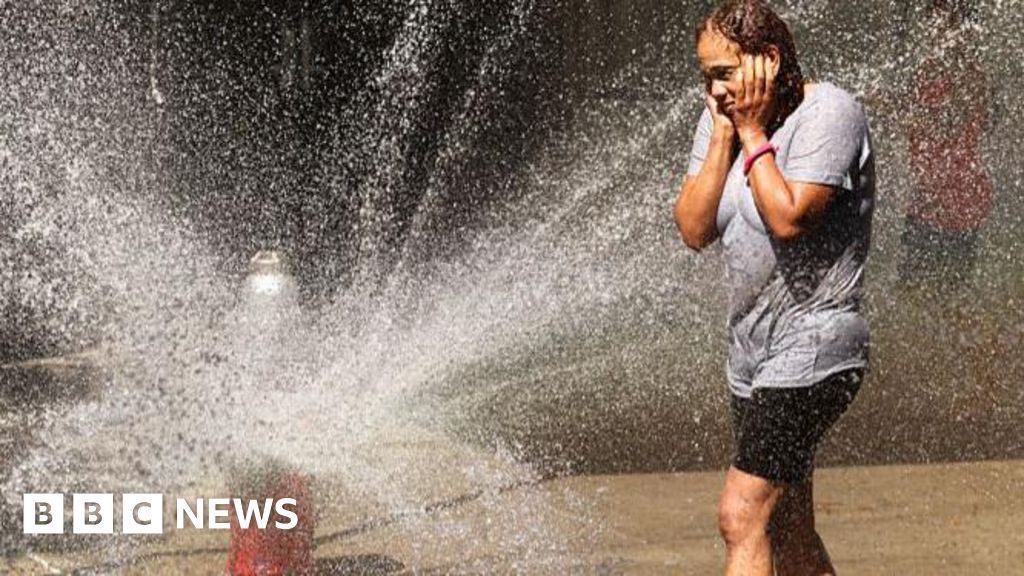 Dangerous heatwave scorches US ahead of Fourth of July holiday - BBC