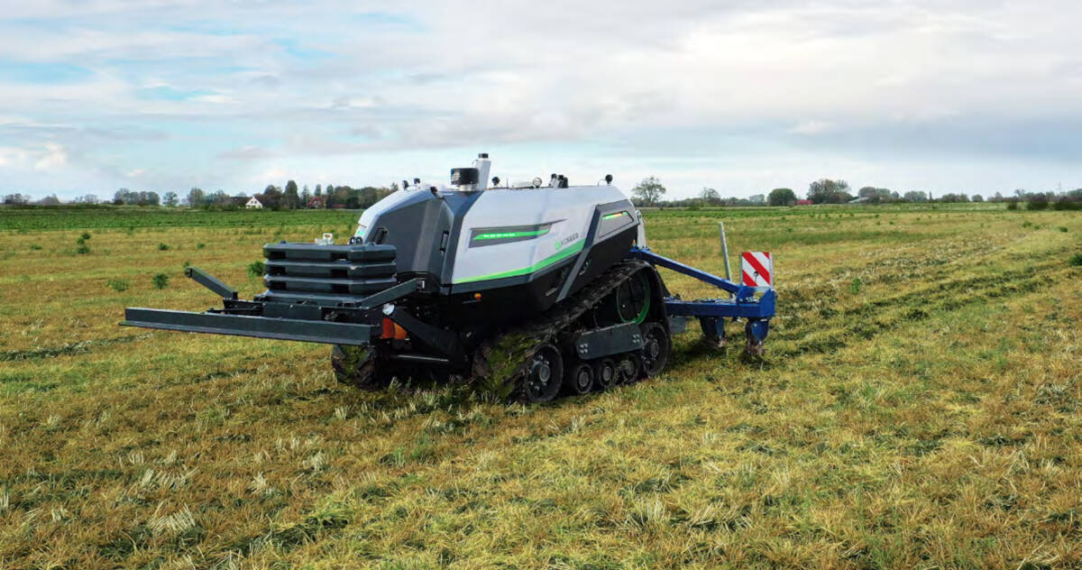 The T2 7-series is AgXeed's larger autonomous tractor model. The machine uses a diesel-electric drivetrain and is rated at 230 horsepower. PHOTO:AGXEED