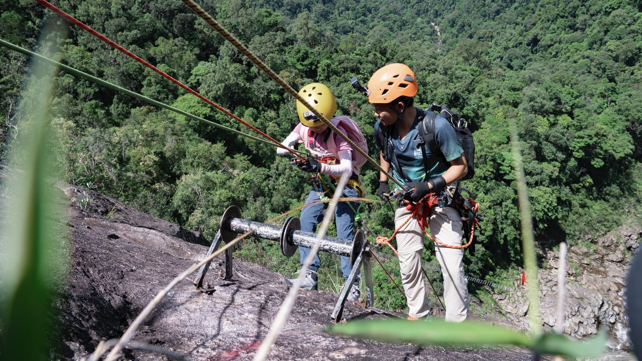 Vietnamese cave explorer, 12-year-old daughter conquer 300-meter waterfall in Hue- Ảnh 3.