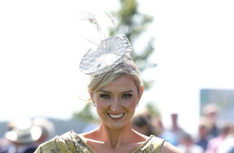 Laois woman's repurposed curtain dress wins her top style award at Curragh race day - News