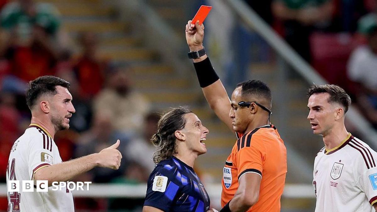 Ismail Elfath shows a red card to Agustin Canobbio