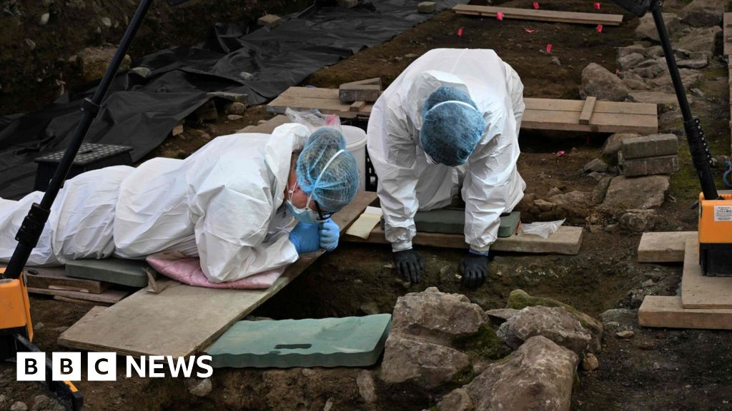 Tuam: Excavation team find 22 new sets of infant remains in Galway - BBC