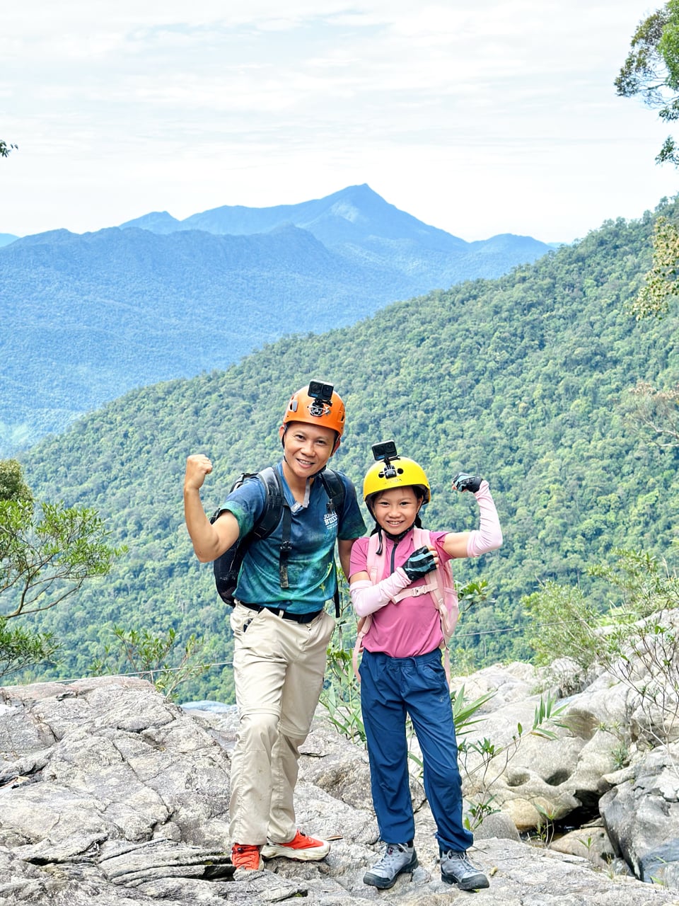 Vietnamese cave explorer, 12-year-old daughter conquer 300-meter waterfall in Hue- Ảnh 5.
