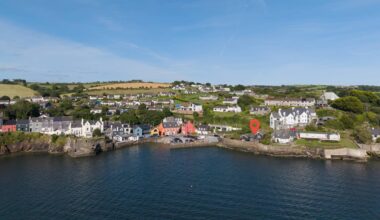 Snuggle down in Summercove at singular Dúneen