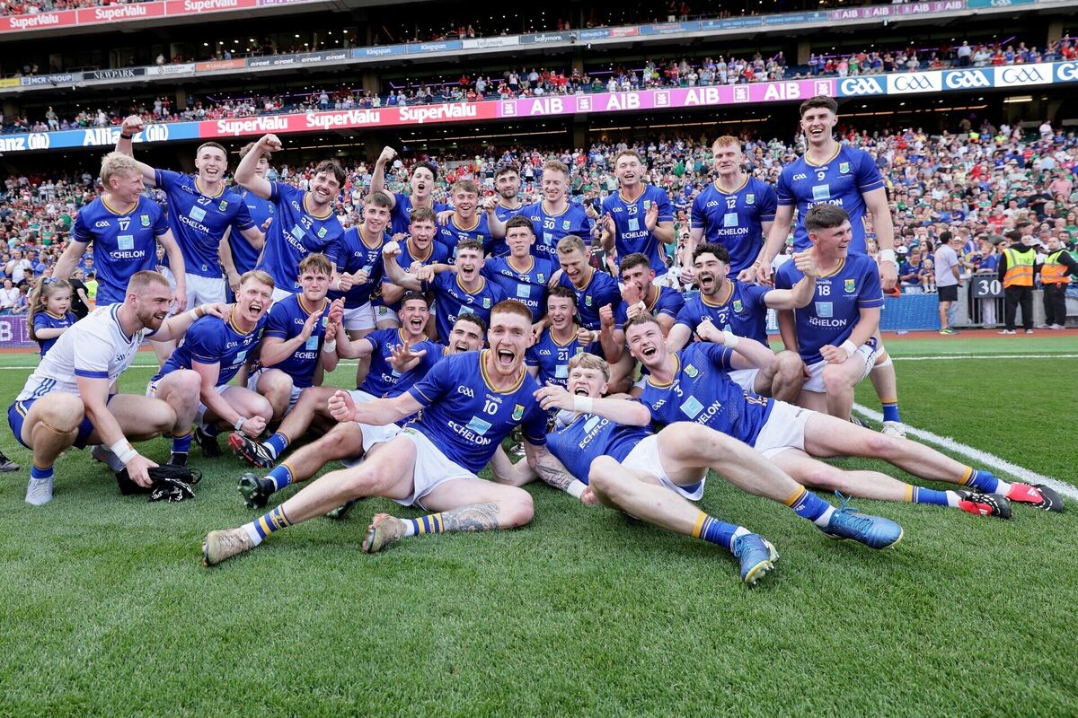 Wicklow celebrate with the trophy. Pic: ©INPHO/Laszlo Geczo.