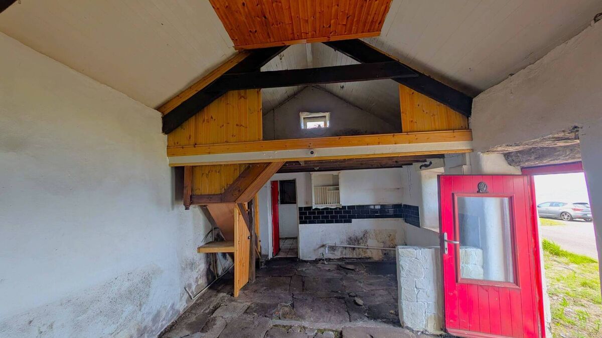 while the cottage requires extensive internal renovation (vacant property grant?), it presents a 'wonderful opportunity to restore a piece of Valentia Island’s rich heritage'.