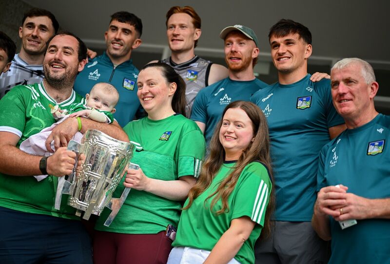 Paige O'Leary, centre, is joined by her father Gearóid, centre left, and Yvonne, centre right, alongside Limerick hurlers, from left, Barry Nash, Aaron Gillane, William O'Donoghue, Cian Lynch, Cathal O'Neill and manager John Kiely at the Children's Health Ireland, Crumlin. Pic: Shauna Clinton/Sportsfile
