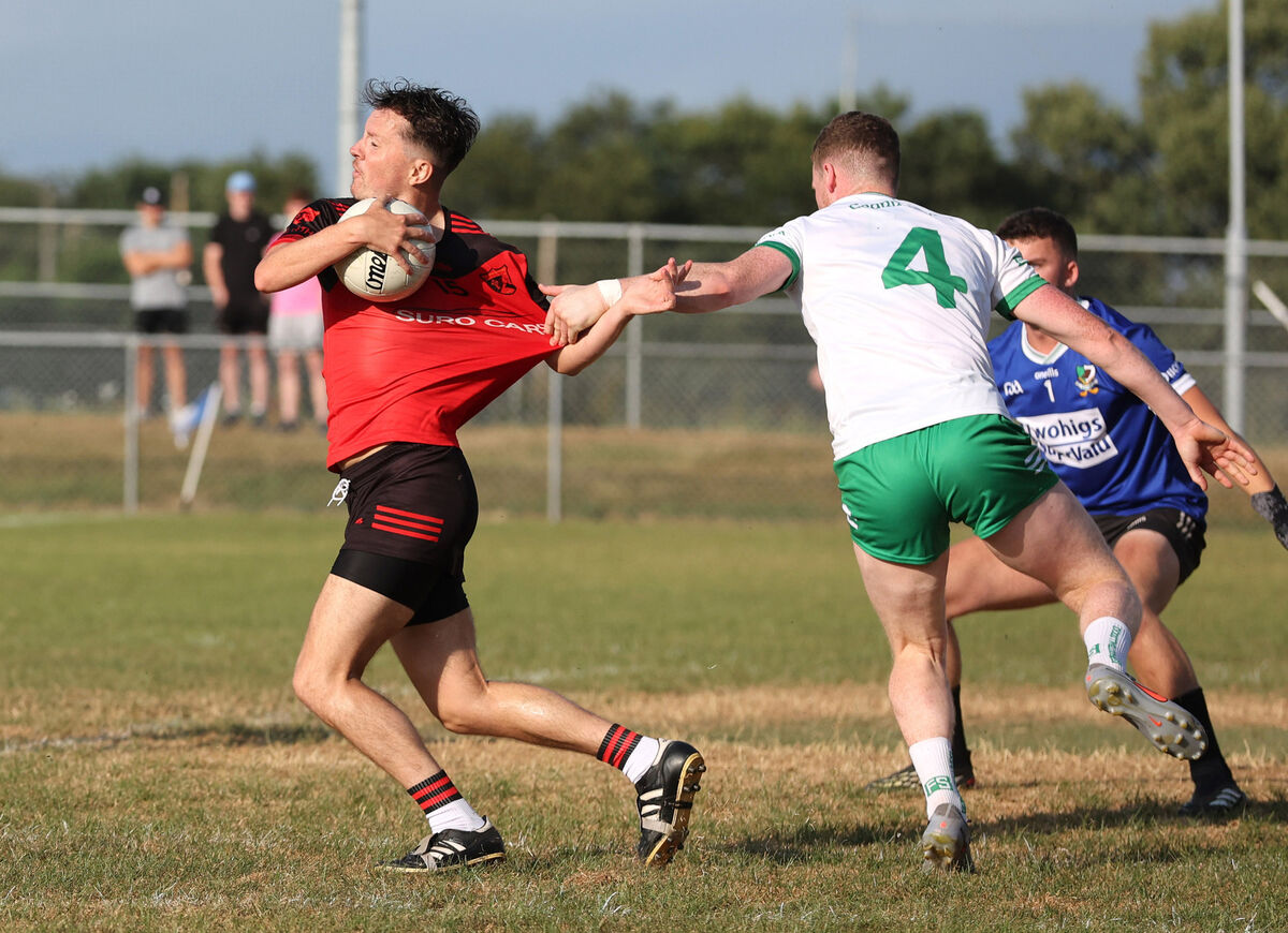 Ben Seartan, Beál Átha'n Ghaorthaidh, is held back by Christopher Mullane, Kanturk. Picture: Jim Coughlan.