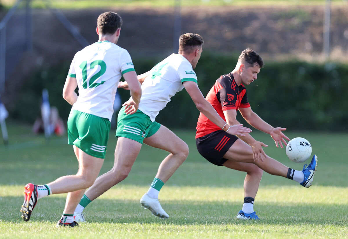  Donagh Seartan, Beál Átha'n Ghaorthaidh, spins away from Daniel O'Connell and Colin Walsh, Kanturk, in the McCarthy Insurance Group SAFC game at Ballyanley. Picture: Jim Coughlan.