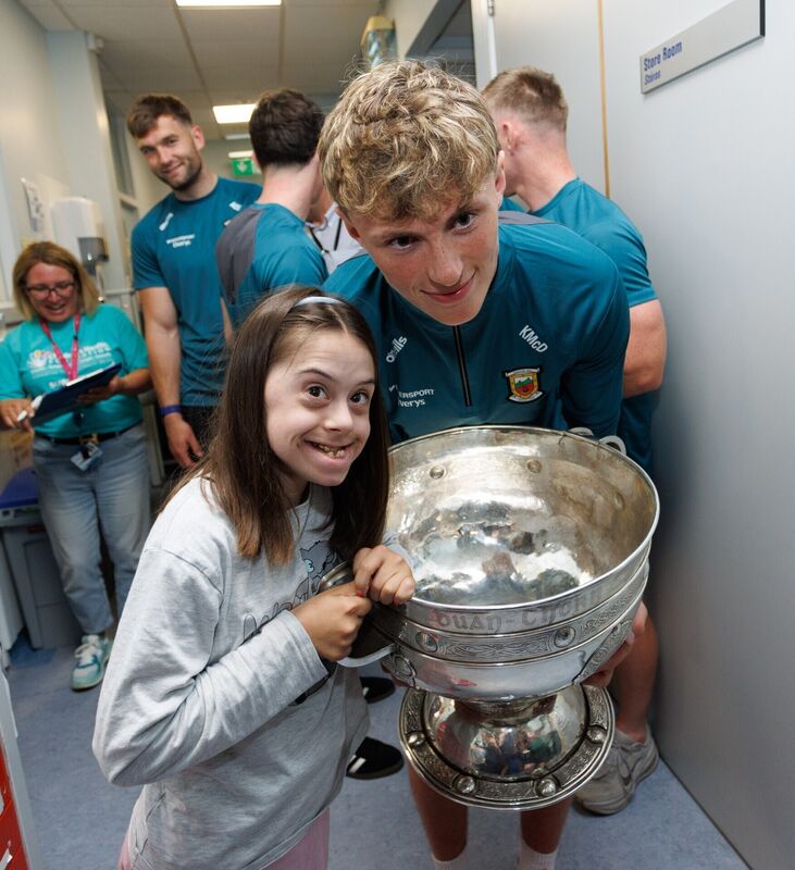 Mayo's Kobe McDonald with patient Carolina Valente, aged 15, during the Mayo team's visit to Temple Street Children's Hospital. Pic: ©INPHO/Tom Maher