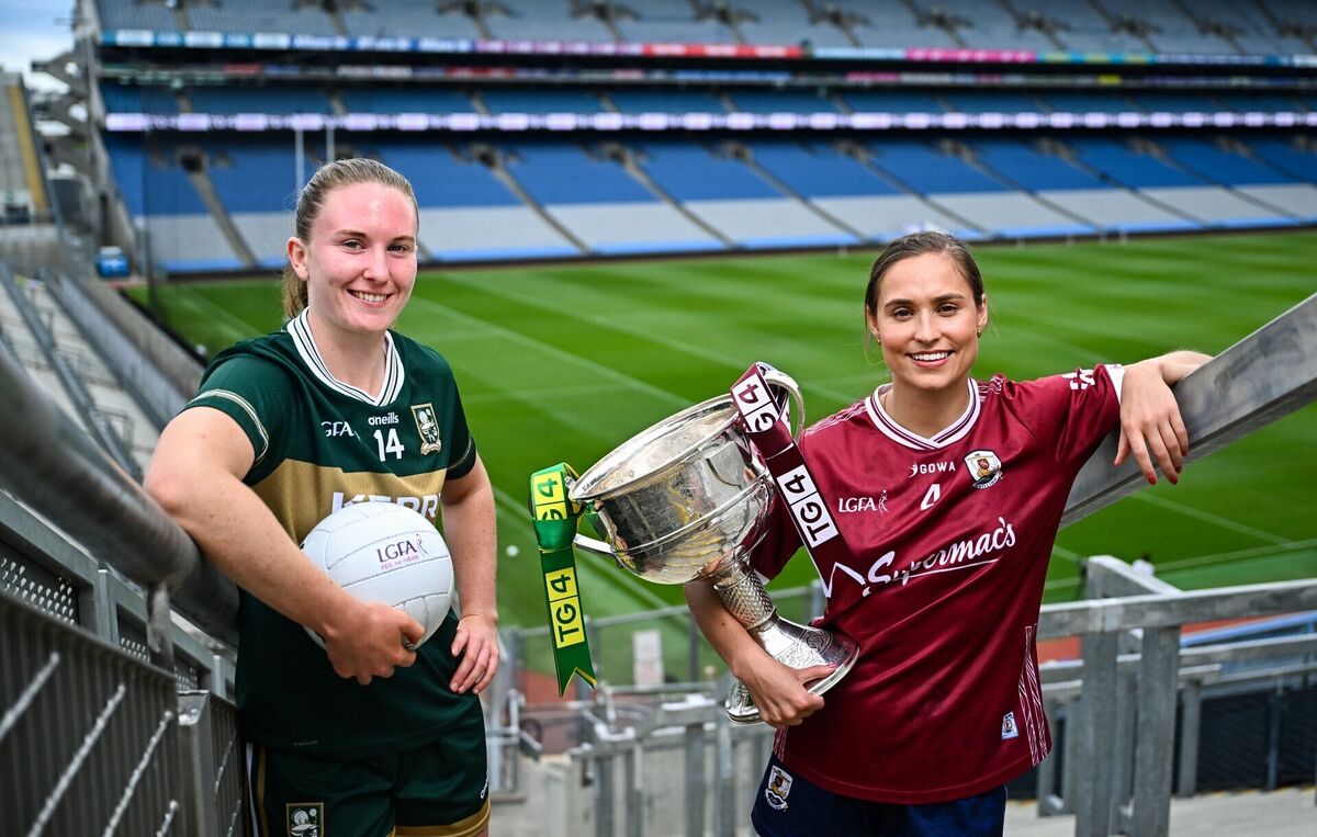 PERCHED: Kerry footballer Síofra O’Shea and Geraghty pose at Croke Park. Pic: Piaras Ó Mídheach/Sportsfile