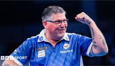 Gary Anderson celebrating
