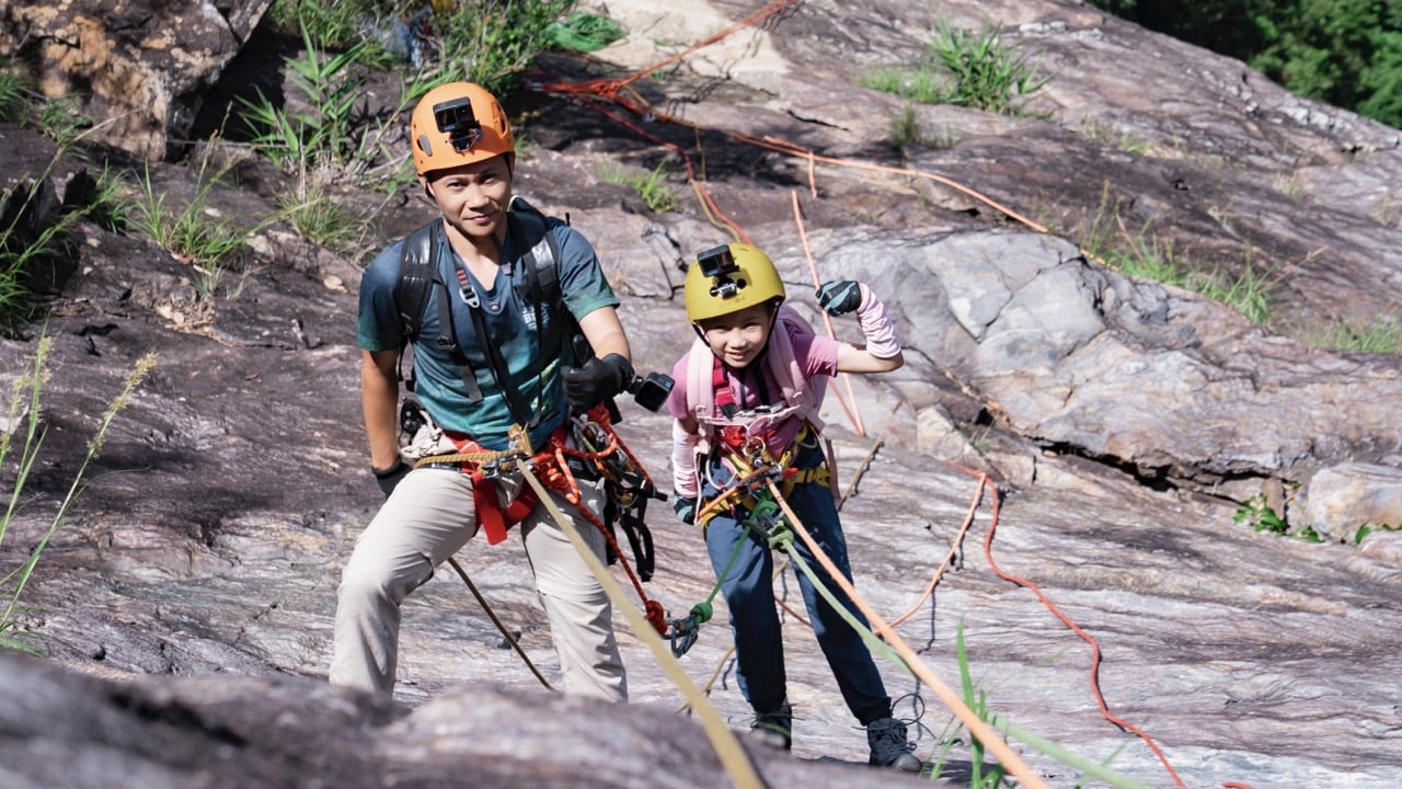 Vietnamese cave explorer, 12-year-old daughter conquer 300-meter waterfall in Hue- Ảnh 1.