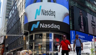 AI Stocks' Divergence Between Chips, Mag 7 Signals a Shift in the Market