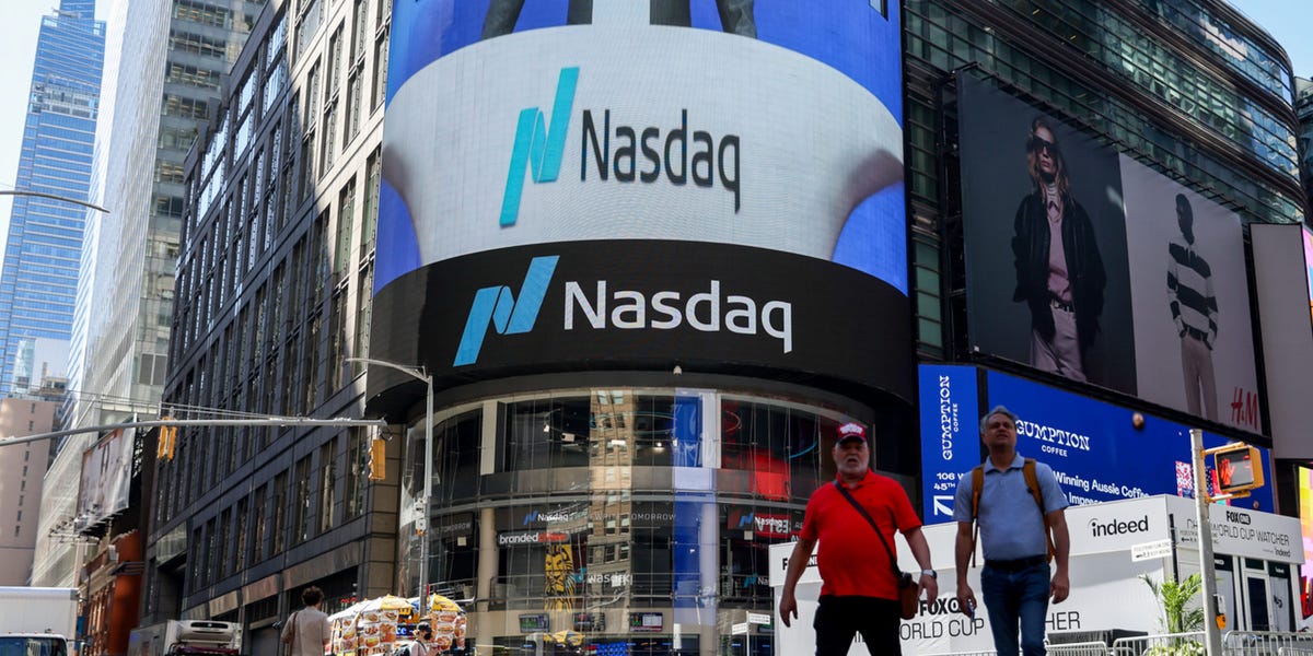 AI Stocks' Divergence Between Chips, Mag 7 Signals a Shift in the Market