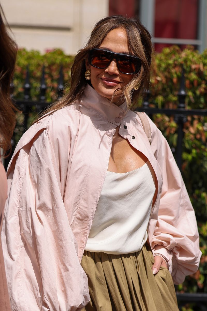 Jennifer Lopez stund during Paris Fashion Week