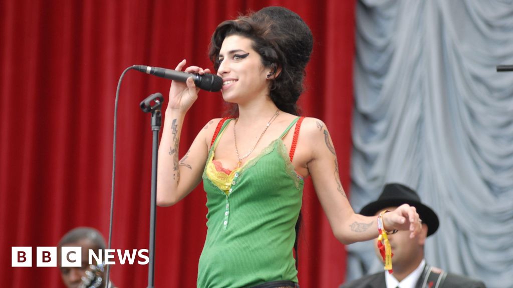 Amy Winehouse's dad ordered to pay £1m by court - BBC