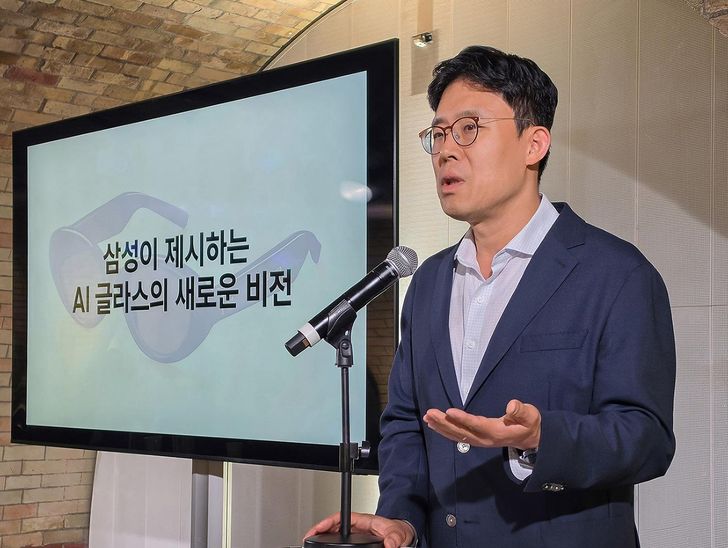Samsung Electronics Head of Extended Reality Research & Development Team Choi Jae-in speaks on the company's smart glasses during a press briefing in London, Thursday (local time). Courtesy of Samsung Electronics