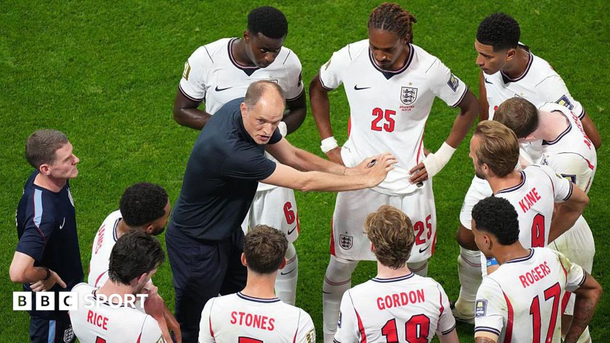 Thomas Tuchel walks off the pitch with Kobbie Mainoo