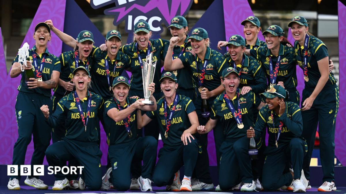 Danni Wyatt-Hodge & Ellyse Perry in batting action