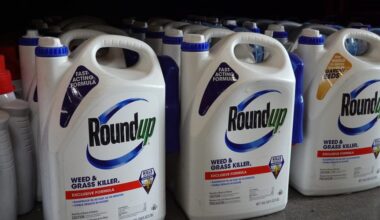 Farm groups helped Bayer over RoundUp court case. Bayer now calls for tariffs on its key ingredient