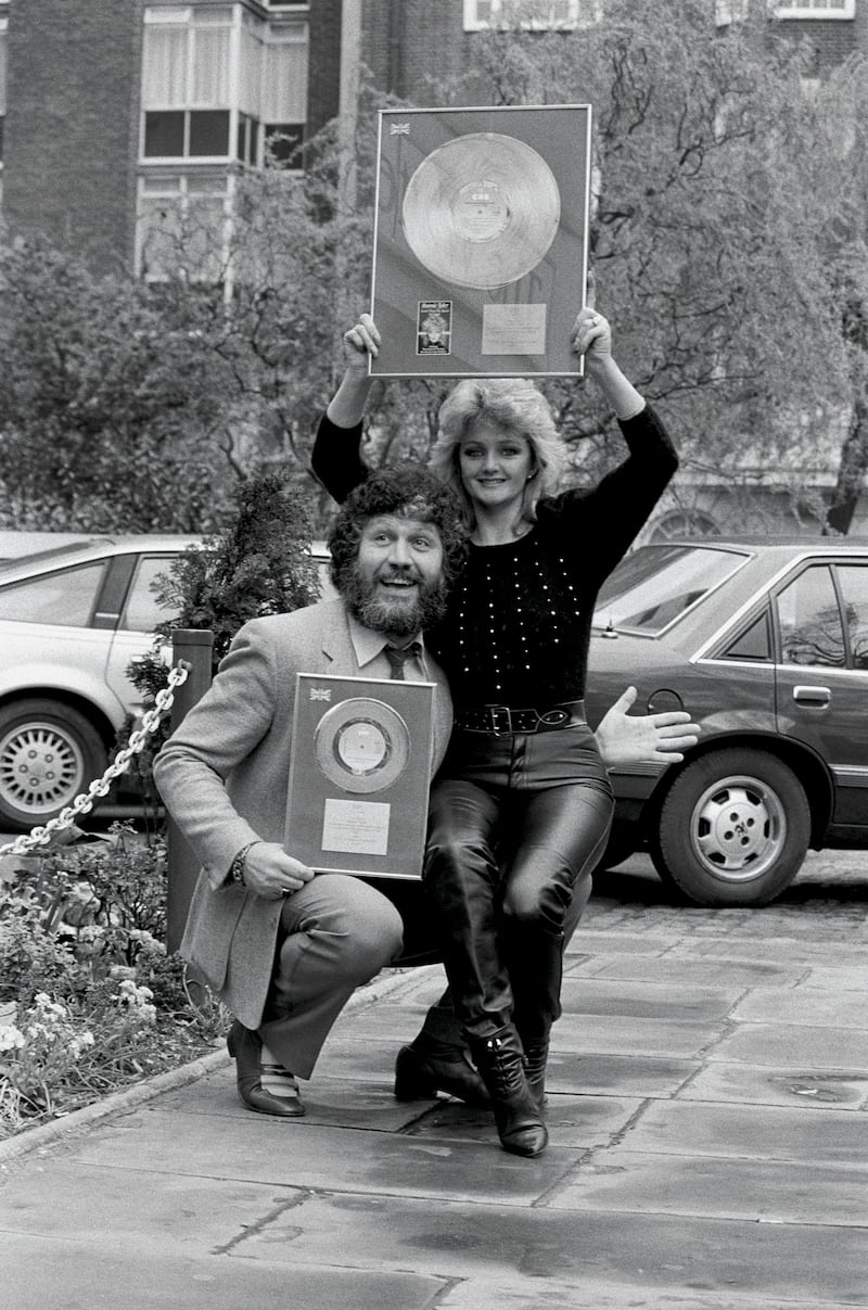 Bonnie Tyler Disc Presentation With Radio DJ, Dave Lee Travis in 1984. Photo: Sony Music Archive via Getty Images/Terry Lott