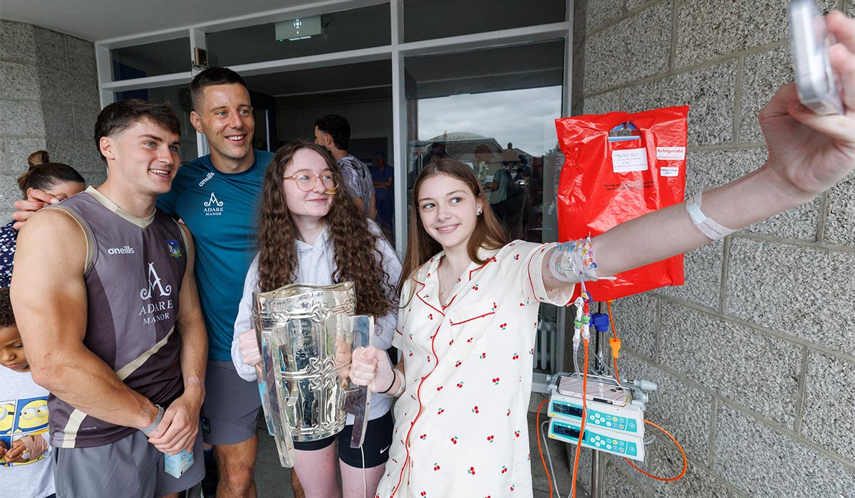 Alice Clarke from Bray and Meghan Taylor from Kilcoole, Co Wicklow pictured with Adam English and Dan Morrissey as the Limerick All Ireland Hurling Champions visit Crumlin Children’s Hospital with the Liam McCarthy Cup. Pic: Andres Poveda