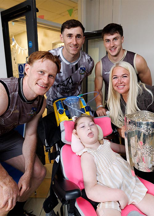 Bella (8) and Mum Pamella Brogan from Dublin pictured with William O’Donoghue, Barry Nash and Adam English as the Limerick All Ireland Hurling Champions visit Crumlin Children’s Hospital with the Liam McCarthy Cup. Pic: Andres Poveda