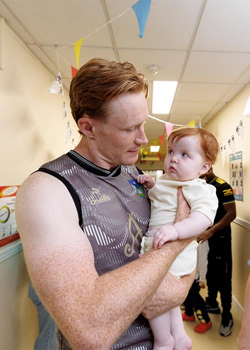 William O’Donoghue pictured with Croía Culhane-Ryan from Limerick as the Limerick All Ireland Hurling Champions visit Crumlin Children’s Hospital with the Liam McCarthy Cup. Pic: Andres Poveda
