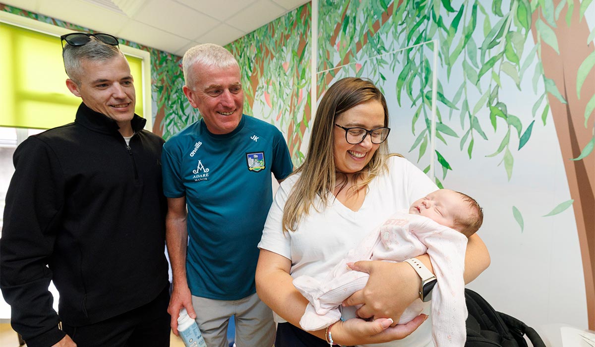 John Kiely Limerick bainisteoir pictured as the Limerick All Ireland Hurling Champions visit Crumlin Children’s Hospital with the Liam McCarthy Cup Sofia Dunne (3weeks) from Clondalkin with parents Colm and Karen. Pic: Andres Poveda