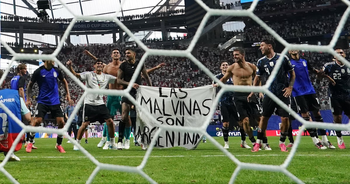 What’s the story behind Argentina players holding up a banner about the Falkland Islands? – The Irish Times