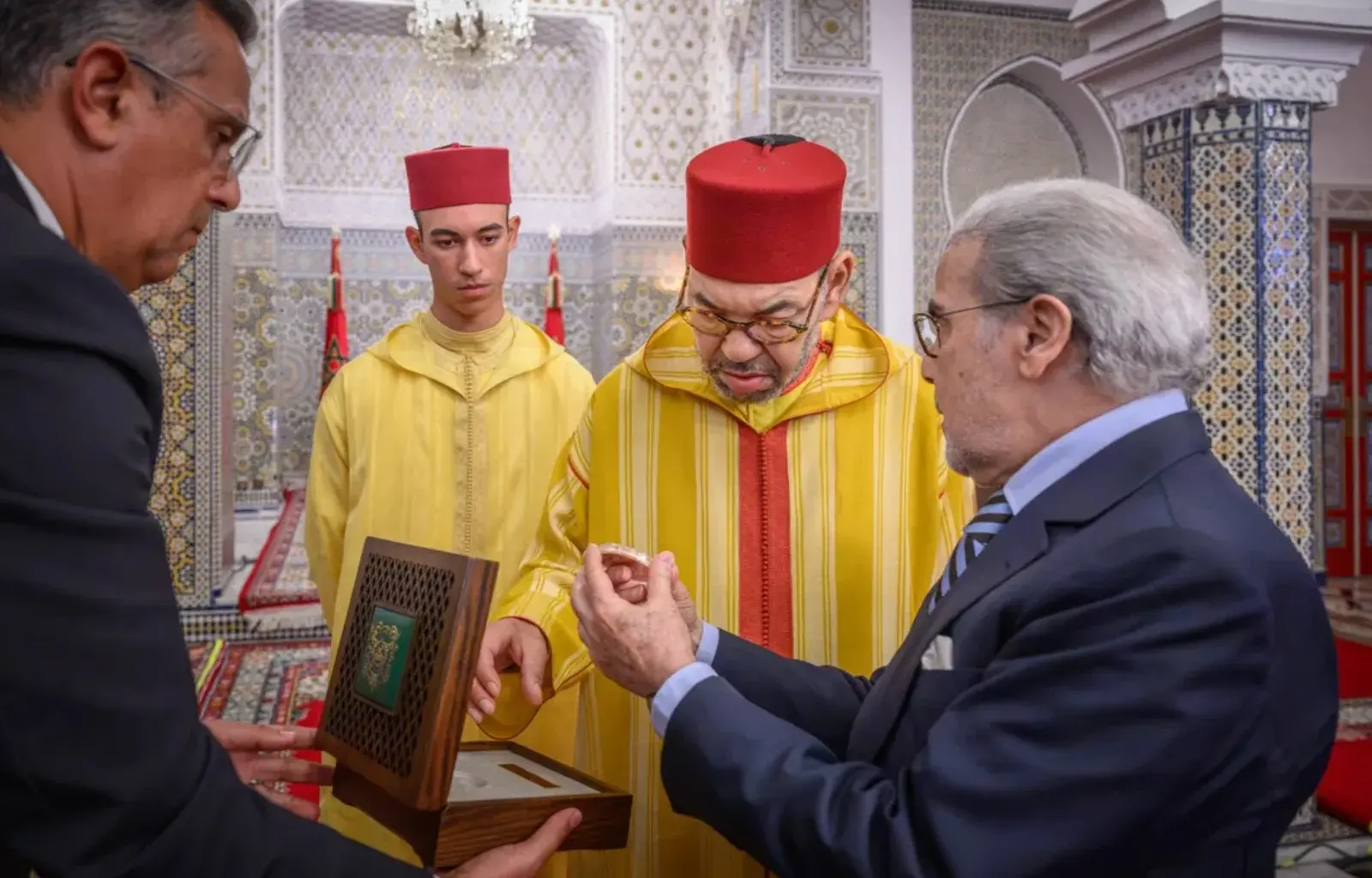 BAM Governor Hands Annual Report to King Mohammed VI, Reports 4.9% Economic Growth in 2025
