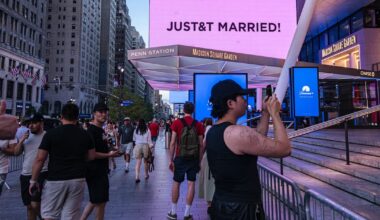 Taylor Swift marries Travis Kelce in dress designed by Irishman Jonathan Anderson – The Irish Times