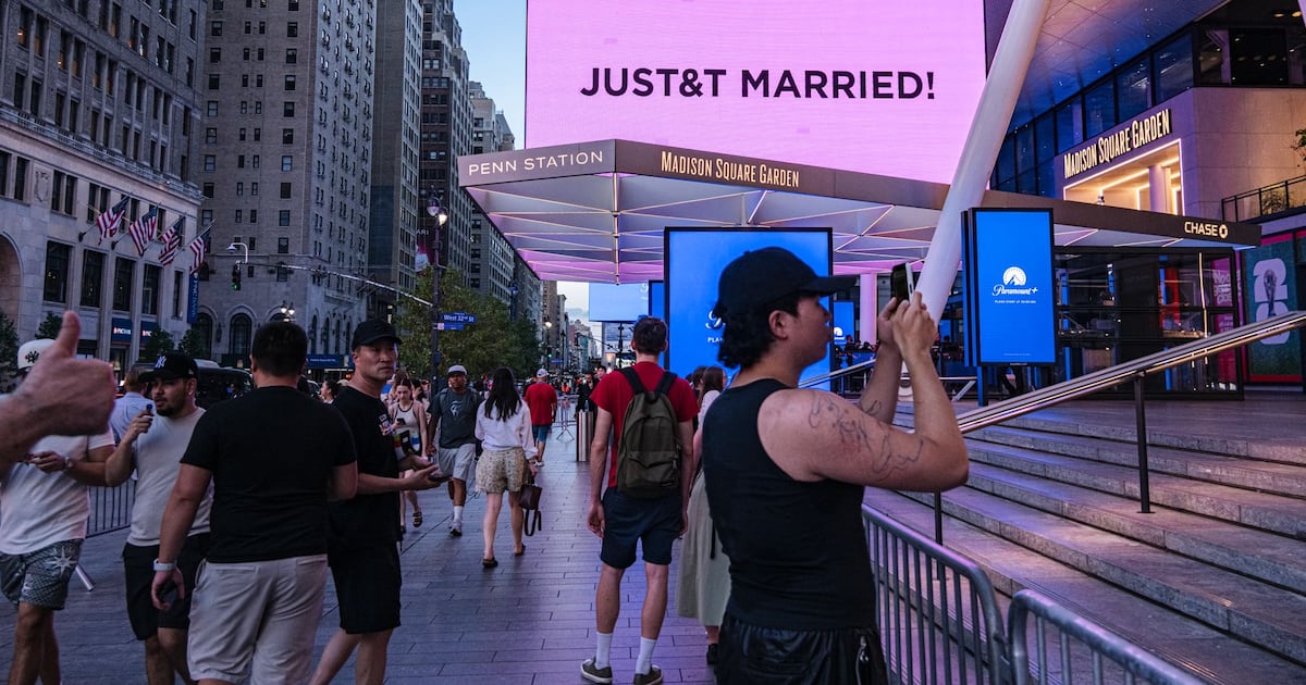 Taylor Swift marries Travis Kelce in dress designed by Irishman Jonathan Anderson – The Irish Times