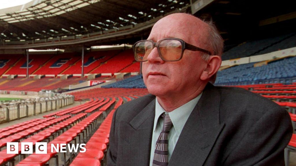 Headers caused Nobby Stiles' brain disease, coroner finds - BBC