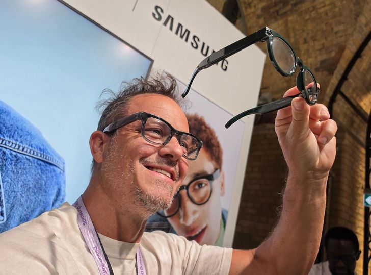 A model promotes Samsung Electronics' smart glasses during Galaxy Unpacked 2026 at Old Billingsgate in London, Wednesday (local time). Courtesy of Samsung Electronics